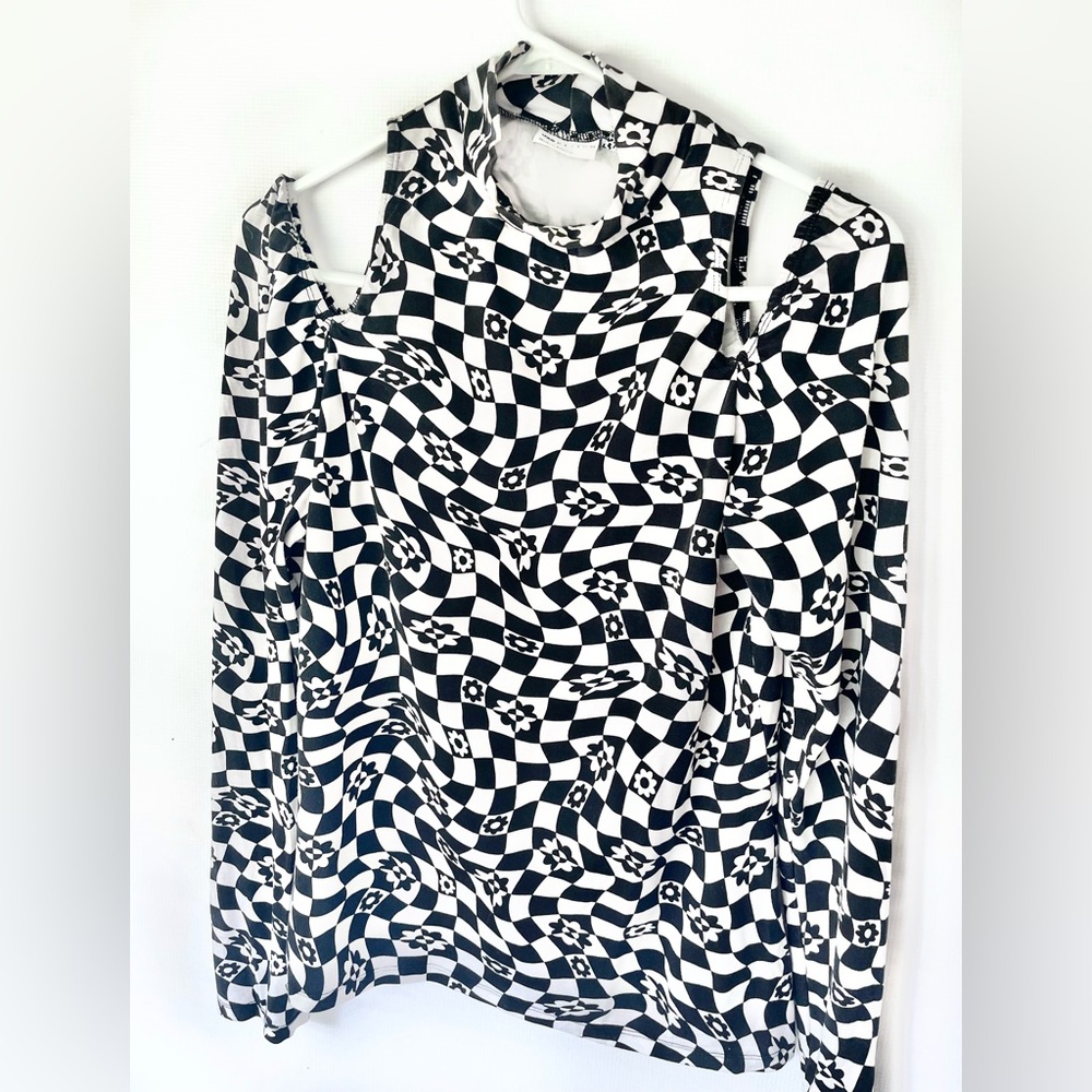 ASOS DESIGN Curve top with shoulder cut outs in mono check print